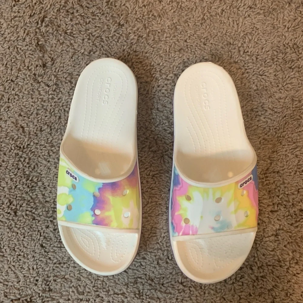 New CROCS Rainbow Tie-Dye Slide Sandals White Pink Purple Yellow Size 9